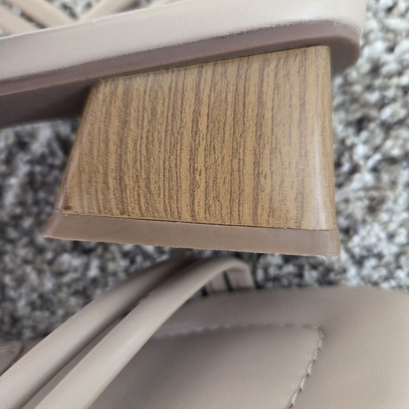 Steve Madden NWOT Hattie Strappy Sandal Square Toe Low Block Heel Tan Beige 9.5 - Picture 8 of 9